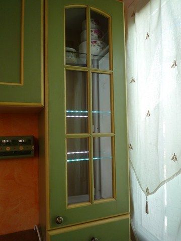Installation d'un cuisine rustique à LA CIOTAT (13) Modèle GEVAUDAN façade en chêne massif ép 21 mm fond vert rechampi tournesol