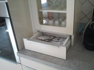 3 - Un petit tiroir est disponible sur ce meuble vitré posé à même le plan de travail.