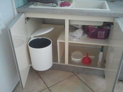 6 - Une poubelle escamotable prend place sous le meuble d'évier.