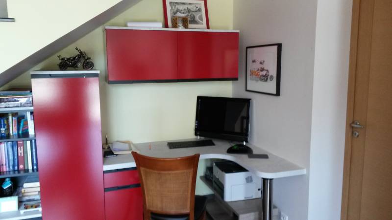 Aménagement d'un bureau et de rangements sous un escalier à Nans Les Pins (83)