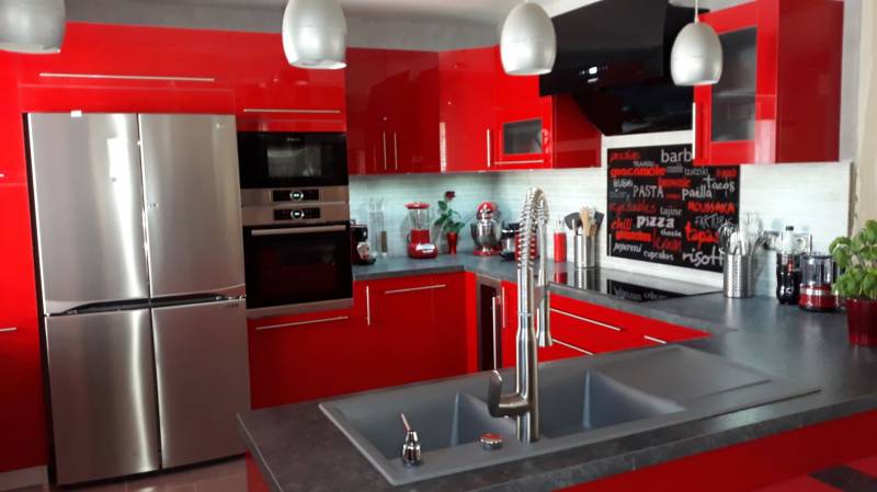 Cuisine Design sur mesure en laque rouge à Seillons-source-d'Argens près de Pourcieux dans le Var (83)