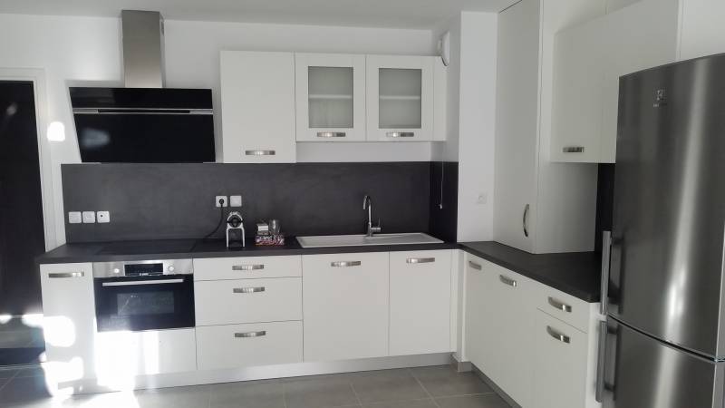Création et installation d'une cuisine intégrée sur mesure dans un appartement neuf à Brignoles (83)