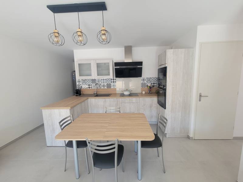 Cuisine intégrée Contemporaine livrée et installée par AZUR CUISINES à Trets (13)