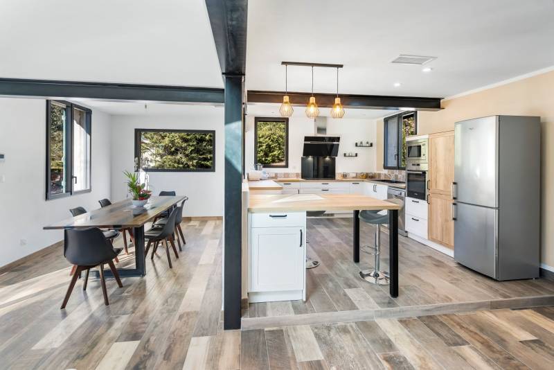 Pose de cuisine équipé contemporaine à St Maximin la Ste Baume proche de Tavernes dans le Var (83)