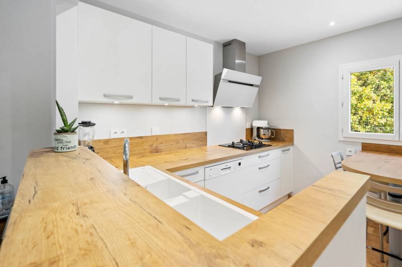 Pose de cuisine équipé moderne à Seillons-source-d'Argens proche de Pourriéres dans le Var (83)