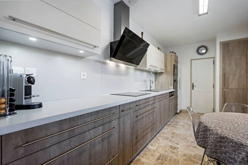 Livraison et pose d'une cuisine équipé contemporaine à Tourves proche de St Maximin la Ste Baume dans le Var (83)