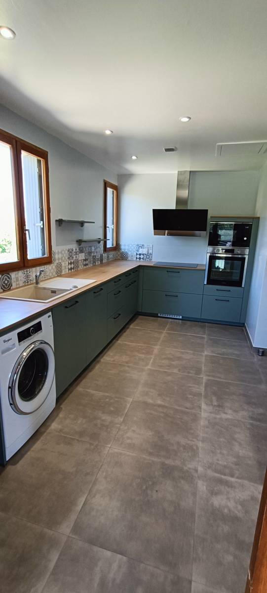 Conception et installation d'une cuisine équipée à Saint-Maximin-la-Ste-Baume proche de Pourrières dans le Var (83)