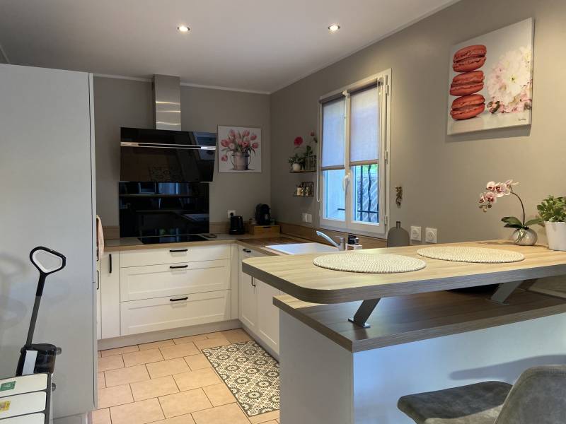 Cuisine contemporaine blanche réalisée à Saint Maximin la Ste Baume près de Barjols dans le VAR (83)