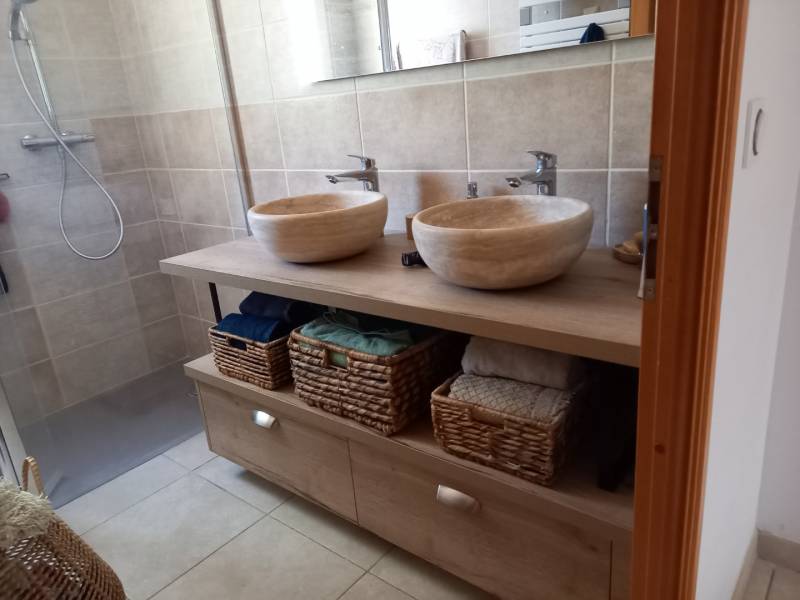 Conception et installation d'un meuble de salle de bain à Seillons dans le Var (83)