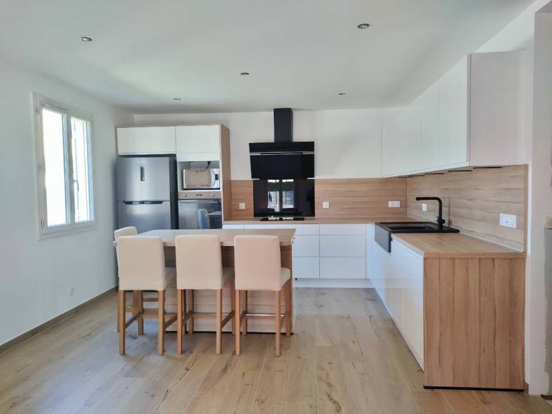 Cuisine équipée moderne en laque blanche brillante à Saint Maximin la Ste Baume près de Brignoles (83)