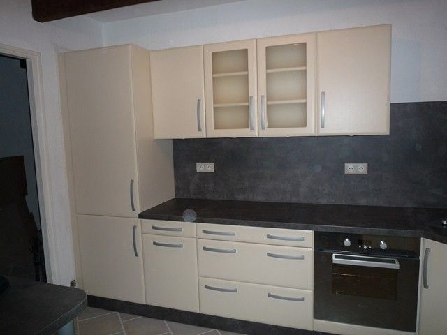 Pose d'une cuisine contemporaine à ROCBARON (83) Modèle ZINNIA façade en polymère mat coloris vanille