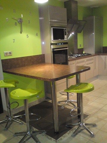 Pose d'une cuisine contemporaine à SEILLONS Sce D'ARGENS (83) Modèle BRITALINE façades en stratifié brillant.