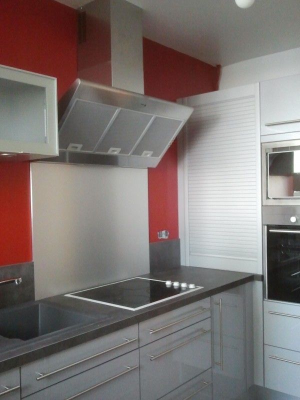 Réalisation de cuisine Moderne dans LE VAL DE MARNE (94) Modèle BRIO façades en stratifié brillant coloris Titane Métallisé brillant.