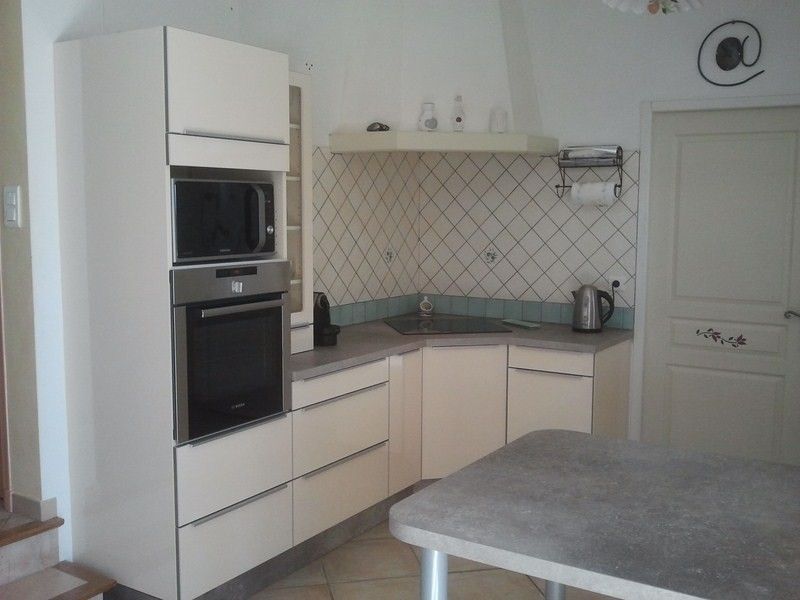 Installation d'une cuisine à SAINTE TULLE (04) Modèle CEZAC, façades en stratifié brillant, coloris Vanille brillant