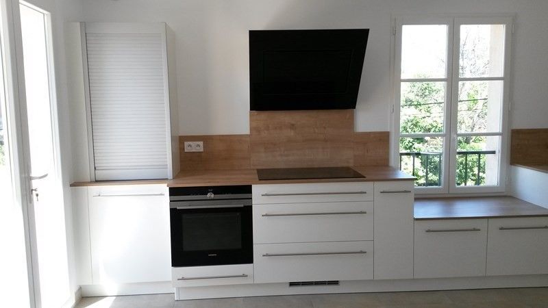 Pose d'une cuisine CONTEMPORAINE en mélaminé Frêne Blanc et Bois à POURCIEUX dans le VAR (83)