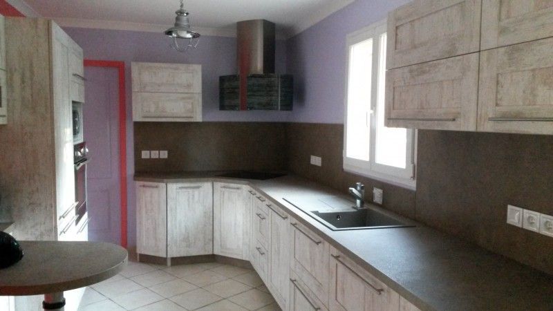 Installation d'une cuisine équipée à SEILLONS Sce D'ARGENS (83) Modèle OLONA, mélaminé structuré coloris Chêne Pilôtis