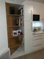 Pose d'une cuisine CONTEMPORAINE en mélaminé Frêne Blanc et Bois à POURCIEUX dans le VAR (83)