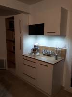 Pose d'une cuisine CONTEMPORAINE en mélaminé Frêne Blanc et Bois à POURCIEUX dans le VAR (83)