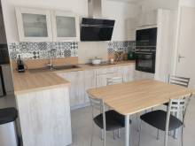 Cuisine intégrée Contemporaine livrée et installée par AZUR CUISINES à Trets (13)