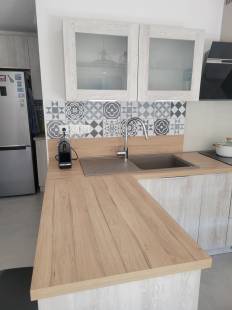 Cuisine intégrée Contemporaine livrée et installée par AZUR CUISINES à Trets (13)