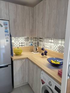 Cuisine intégrée Contemporaine livrée et installée par AZUR CUISINES à Trets (13)