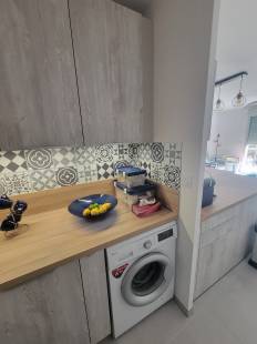 Cuisine intégrée Contemporaine livrée et installée par AZUR CUISINES à Trets (13)