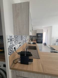 Cuisine intégrée Contemporaine livrée et installée par AZUR CUISINES à Trets (13)