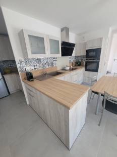 Cuisine intégrée Contemporaine livrée et installée par AZUR CUISINES à Trets (13)