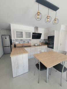 Cuisine intégrée Contemporaine livrée et installée par AZUR CUISINES à Trets (13)