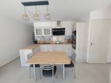 Cuisine intégrée Contemporaine livrée et installée par AZUR CUISINES à Trets (13)