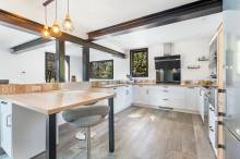 Pose de cuisine équipé contemporaine à St Maximin la Ste Baume proche de Cotignac dans le Var (83)
