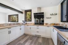Installation de cuisine équipé contemporaine à St Maximin la Ste Baume proche de Draguignan dans le Var (83)