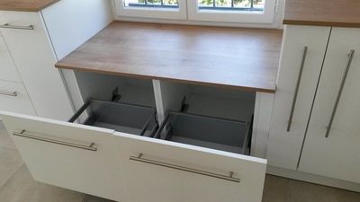 Du rangement se cache sous cette fenêtre et conserve une continuité quant à l'implantation de la cuisine.