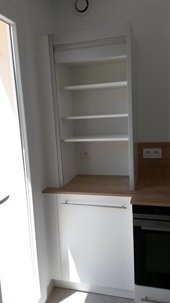 Un meuble à rideau permet de faire disparaître le petit électroménager tel que la cafetière, le grille bain, la bouilloire, etc... tout en le préservant de la poussière